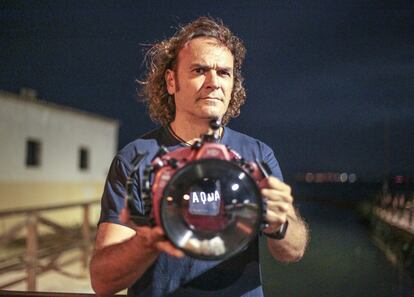 Javier Murcia, de 46 años, es fotógrafo acuático especializado en la fauna y flora del mar Menor.