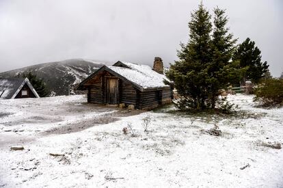 Varias cabañas cubiertas de nieve en la localidad cántabra de Brañavieja, el pasado 2 de diciembre.