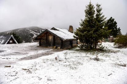 Varias cabañas cubiertas de nieve en la localidad cántabra de Brañavieja, el pasado 2 de diciembre.