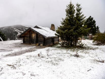Varias cabañas cubiertas de nieve en la localidad cántabra de Brañavieja, el pasado 2 de diciembre.