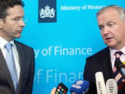 El presidente del Europgrupo, Jeroen Dijsselbloem (izda), y el comisario de Asuntos Económicos, Olli Rehn, atienden a los medios, el 11 de junio del 2013.