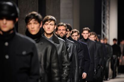El color negro ha sido el protagonista de la colección de Veronique Nichanian para Hermès. "El mercado para hombre se ha desarrollado mucho en los últimos dos o tres años", declaraba Nichanian a AFP hace unos días. "Ahora ellos compran con los mismos impulsos que las mujeres".