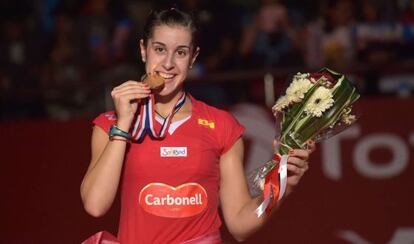 Carolina Marín muerde la medalla de oro del Mundial.