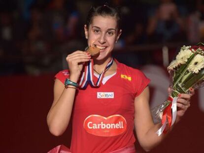 Carolina Marín muerde la medalla de oro del Mundial.