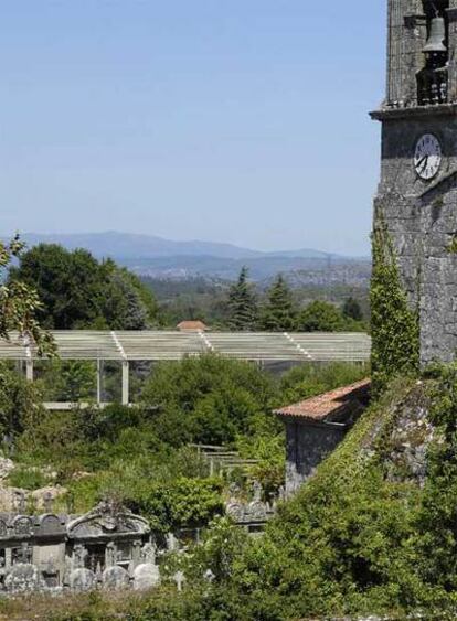 El monasterio de Santa María de Melón, con las obras del pabellón al fondo.