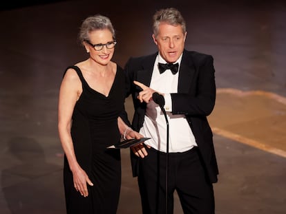 Andie MacDowell y Hugh Grant, juntos tres décadas después del gran éxito de 'Cuatro bodas y un funeral', no ganaron ningún Oscar anoche, pero fueron de los más celebrados en las redes sociales.