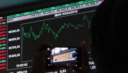 Panel de cotizaciones en la Bolsa de Sao Paulo.