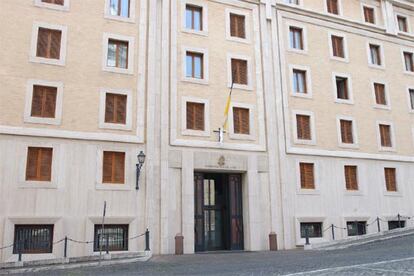 El Vaticano ha mostrado por primera vez las 106 <i>suites</i> y 22 habitaciones de la Casa de Santa Marta, en la que se alojarán los 115 cardenales durante el cónclave. La <i>Domus Sanctae Martae</i> fue inaugurada en 1995 por Juan Pablo II, quien la mandó construir para hacer la vida más cómoda a los purpurados. Antes, se instalaban en pequeñas habitaciones incómodas y sin baño para garantizar una rápida elección.