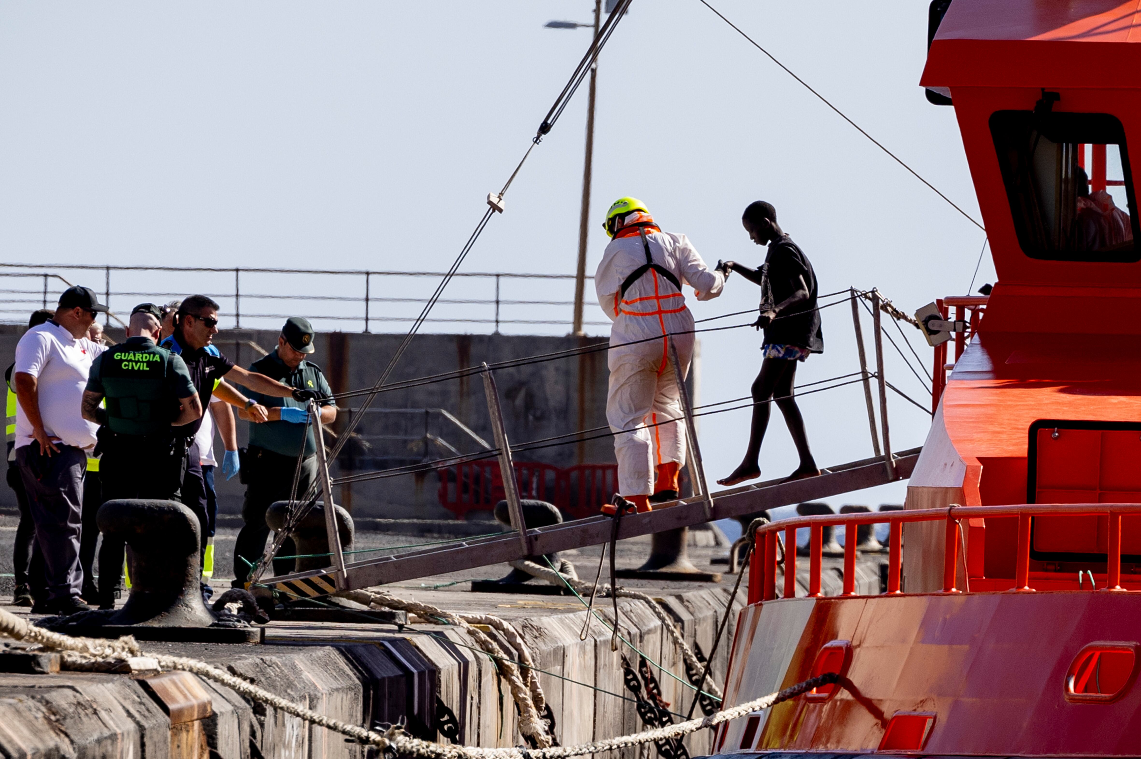 La Guardamar Caliope a su llegada al puerto de La Estaca, donde han desembarcado más de 60 personas migrantes, este martes.