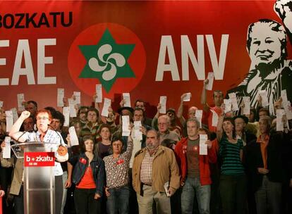 ANV ha arrancado su campaña en el frontón La Esperanza de Bilbao. En la foto Arantza Urkaregi habla en el atril.