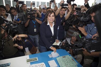 La candidata Sandra Torres, de Unidad Nacional de la Esperanza, deposita su voto.