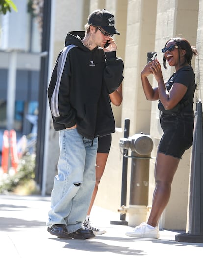 Justin Bieber. En el año 2016, el artista hizo un punto de inflexión en la relación con sus fans y verbalizó su necesidad de espacio personal: ya no se tomaría más fotos con ellos y pondría límites. Señaló, además, que no le debe una foto a nadie: "Si me ves en algún lugar, debes saber que no me voy a hacer una foto, ya he terminado de hacerme fotos. Ha llegado al punto en que la gente ni me saluda ni me reconoce como humano, me siento como un animal del zoológico y quiero poder mantener mi cordura", escribió Justin en Instagram. Unos años después, en 2020, Bieber recordó nuevamente a sus fans que actuaran apropiadamente cuando lo vieran, particularmente a aquellos que esperaban todos los días a las puertas de su casa. Un comportamiento "completamente inapropiado e irrespetuoso". La cosa no terminó ahí y un año después tuvo que pedir de nuevo a un grupo de fans que se fueran de los alrededores de su aparcamiento.