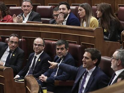Albert Rivera señala a los diputados catalanes en prisión preventiva durante la sesión constitutiva de la XIII Legislatura.