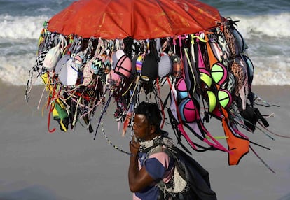 Un vendedor de biquinis, en la playa de Copacabana.