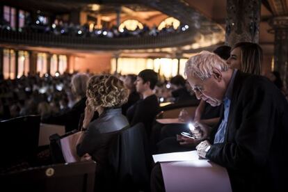 Charles Simic, preparando su recital en el 31º Festival internacional de Poesía de Barcelona.