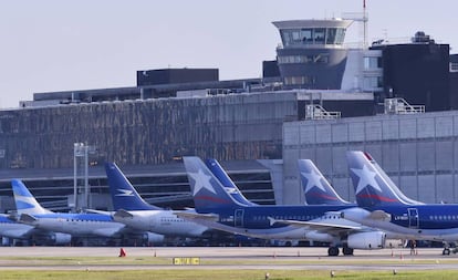 Aviones de Aerolíneas Argentinas en el aeropuerto Jorge Newbery de Buenos Aires.