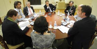 El presidente del Gobierno, José Luis Rodríguez Zapatero, durante la entrevista. A su izquierda, en el sentido de las agujas del reloj, Juan Cierco, director de prensa internacional de la Presidencia del Gobierno; Maciej Stasinski ('Gazeta Wyborcza'), Giles Tremlett ('The Guardian'), Cécile Chambraud ('Le Monde'), Helene Zuber ('Der Spiegel'), Vicente Jiménez (EL PAÍS) y Félix Monteira, secretario de Estado de Comunicación.