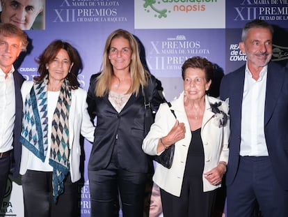 De izquierda a derecha: Javier, Marisa, Arantxa y Emilio Sánchez Vicario, junto a su madre, Marisa Vicario, en los premios de María Villota, el 5 de octubre en Madrid.