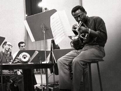 Miles Davis (en primer plano), en un fotograma de la serie ‘Miles Davis. Birth of the cool’.