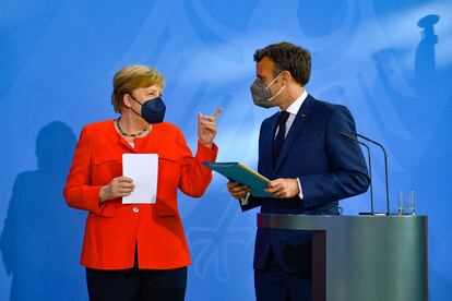 La canciller alemana, Angela Merkel, habla con el presidente francés, Emmanuel Macron, al término de la rueda de prensa previa a su reunión en Berlín.