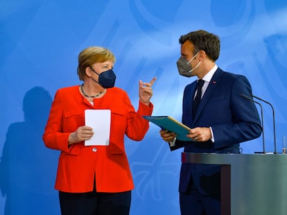 La canciller alemana, Angela Merkel, habla con el presidente francés, Emmanuel Macron, al término de la rueda de prensa previa a su reunión en Berlín.