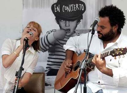 Najwa Nimri y Carlos Jean, el dúo Najwajean, ayer durante la presentación de su nuevo disco <i>10 year after</i>.