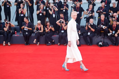 La actriz Tilda Swinton, en la alfombra roja del 81º festival de cine de Venecia.