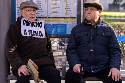 Unos jubilados participan en la manifestación por la vivienda en Madrid, este domingo. 