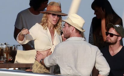 Tras pasar unos días en el País Vasco, Elsa Pataky y Chris Hemsworth terminaron sus vacaciones por España en Ibiza, donde se dejaron ver rodeados de amigos en un barco. 