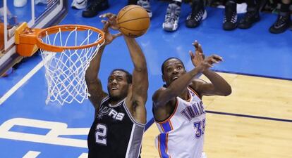 Kawhi Leonard de San Antonio Spurs y Kevin Durant de Oklahoma City Thunder.