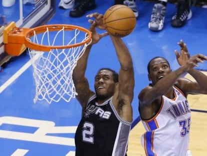 Kawhi Leonard  de San Antonio Spurs y Kevin Durant de Oklahoma City Thunder.  