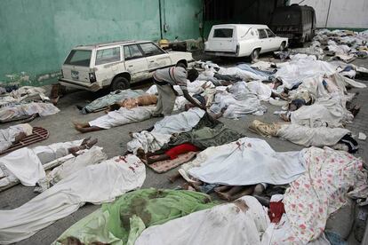 Un hombre busca a un familair entre los cadáveres que llenan la morgue de Puerto Príncipe.