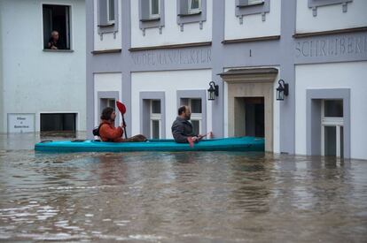 Una canoa se introduce en un edificio en la ciudad de Wehlen, en Alemania, 4 de junio de 2013.