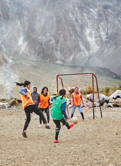 Passu Jugadores de fútbol jóvenes de la Academia de fútbol en su campo, ubicado en la ciudad de Passu.