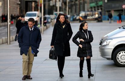 La portavoz de Junts per Catalunya en el Congreso, Laura Borrás (centro) acompañada de dos miembros de su partido, a su llegada al Congreso, este martes.