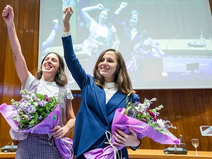 Las dirigentes de Podemos Irene Montero e Ione Belarra, durante el traspaso de sus respectivas carteras ministeriales, el 21 de noviembre.