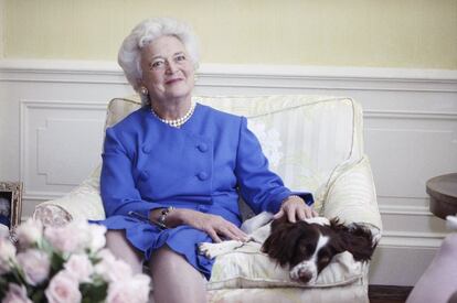 Barbara Bush posa junto a su perro, Millie, en Washington (EE UU), en 1990. 