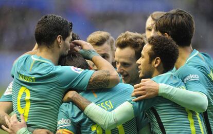 Los jugadores del Barcelona celebran uno de los goles. 