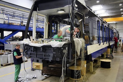 Tres empleados de Skoda trabajan en la fabricación de un tranvía en la planta de la empresa en Pilsen (República Checa).