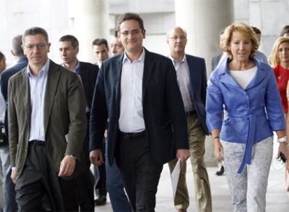 El máximo dirigente regional de los populares vascos, Antonio Basagoiti,  ha llegado al lugar donde se celebra el congreso escoltado por el alcalde de Madrid, Alberto Ruiz-Gallardón, y la presidenta de la Comunidad de Madrid, Esperanza Aguirre.