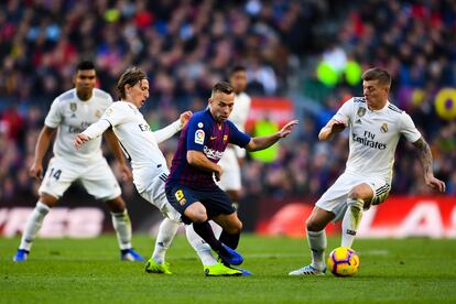 Kroos (derecha) y Modric disputan el balón con Arthur, con Casemiro al fondo, en el Camp Nou en octubre de 2018.