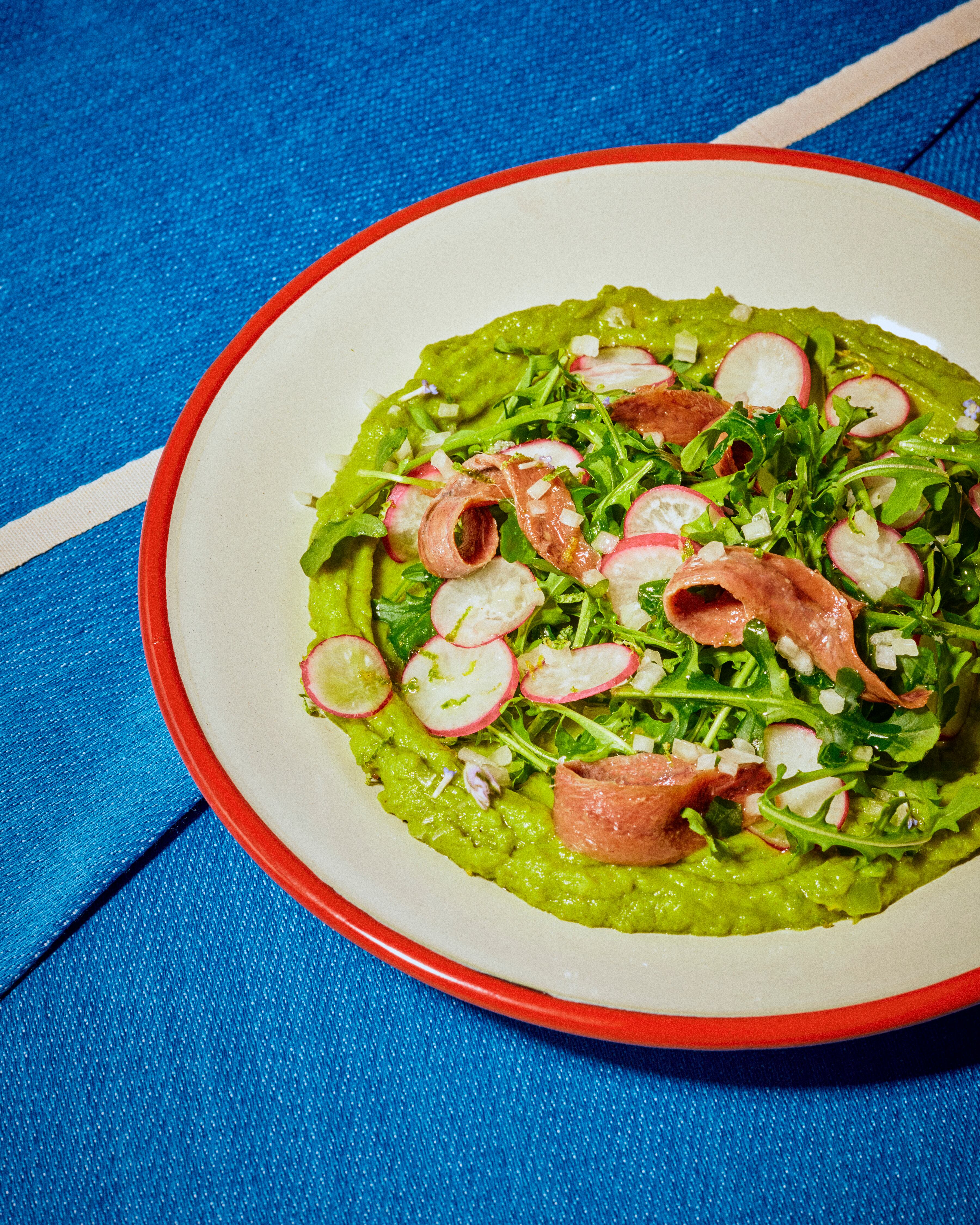 Aguacate, rúcula, rabanitos y anchoas.