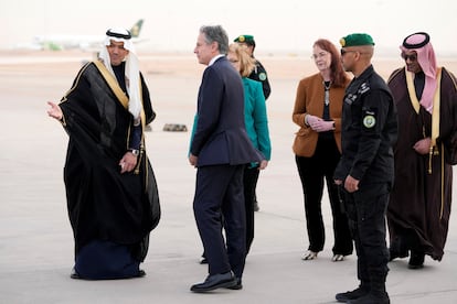 El secretario de Estado de EE UU, Antony Blinken (en medio) recibido por el rey Jalid a su llegada a Riad, capital de Arabia Saudí, este lunes.