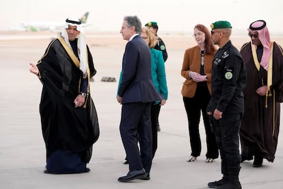 U.S. Secretary of State Antony Blinken (middle) received by King Khalid upon his arrival in Riyadh, capital of Saudi Arabia, this Monday.