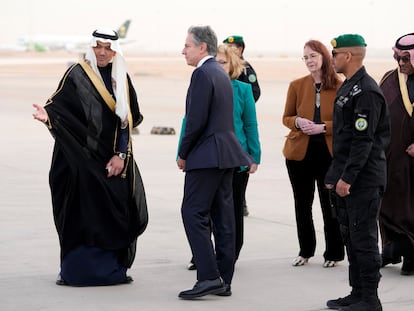 El secretario de Estado de EE UU, Antony Blinken (en medio) recibido por el rey Jalid a su llegada a Riad, capital de Arabia Saudí, este lunes.