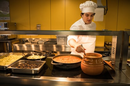 Un alumno del CIFP Carlos Oroza sirve la comida del personal.