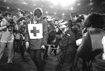 El barcelonista Sánchez es sacado en camilla por la Cruz Roja aquel 5 de mayo de 1984.