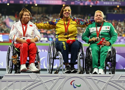 Rosa María Guerrero en el podio tras quedar tercera en lanzamiento de disco, el 30 de agosto.