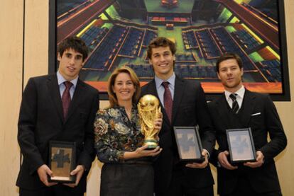 La presidenta del Parlamento vasco, Arantza Quiroga, junto a Javi Martínez, Llorente y Xabi Alonso.