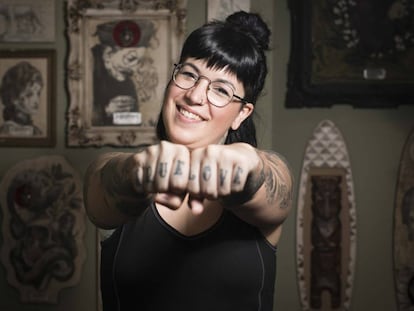 Debora Cherry en su estudio de tatuajes en Getafe.
